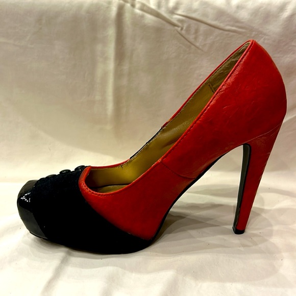Qupid - Unique Red and Black Pump. Size 8 - Picture 7 of 9